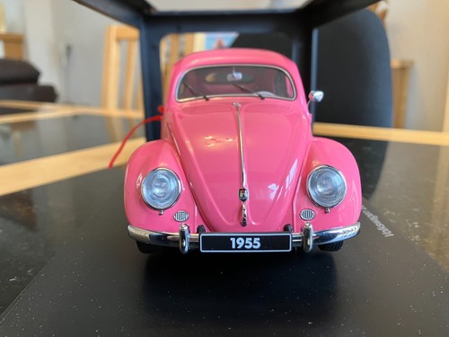 Autoart 1/18 Volkswagon Beetle 1200 Limousine (1955) in Pink. - Picture 6 of 10
