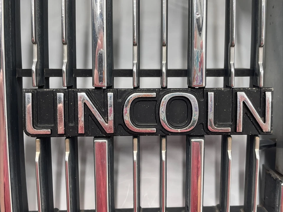 Lincoln Town Car 1993 1994 parrilla delantera con adorno de capó *Bonito* OEM Foto 3 de 4