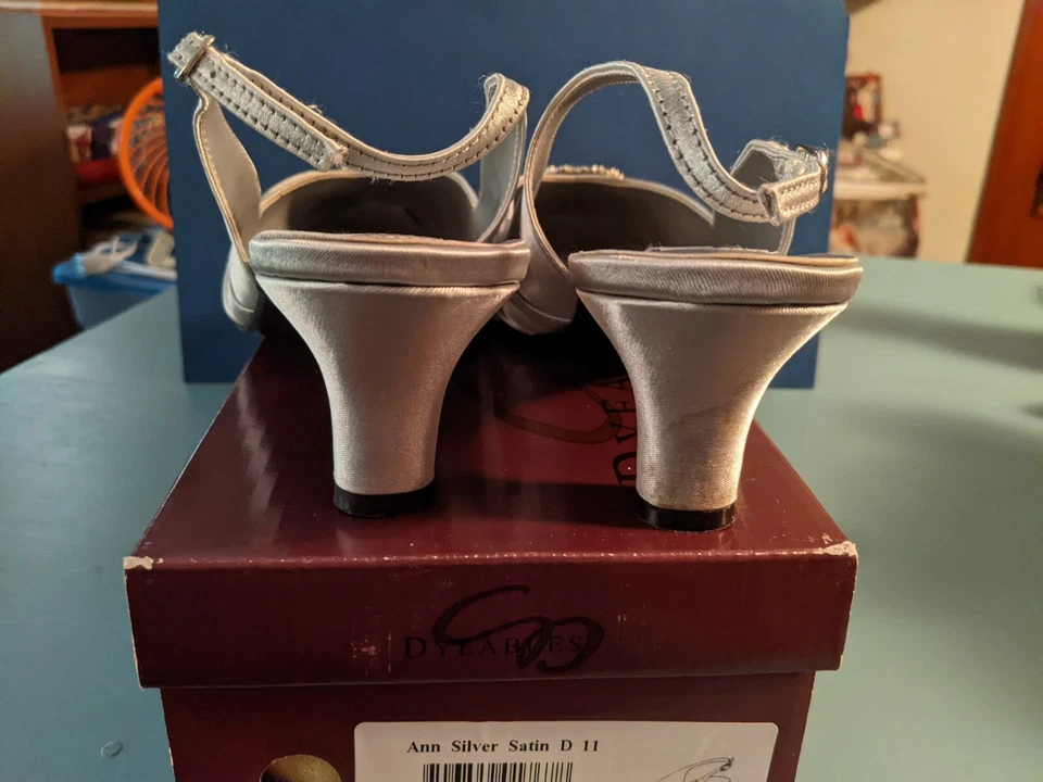 Dyeables Women's Dress Shoes Size 11D Ann Silver Satin Pre-owned In Box - Image 4 of 4