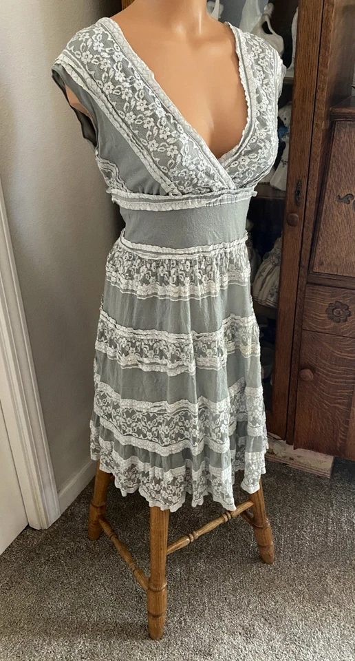 VESTIDO STUDIO M GRIS NYLON ENCAJE ELÁSTICO CON VOLANTES EN CAPAS FORRADO TALLA M Foto 3 de 4