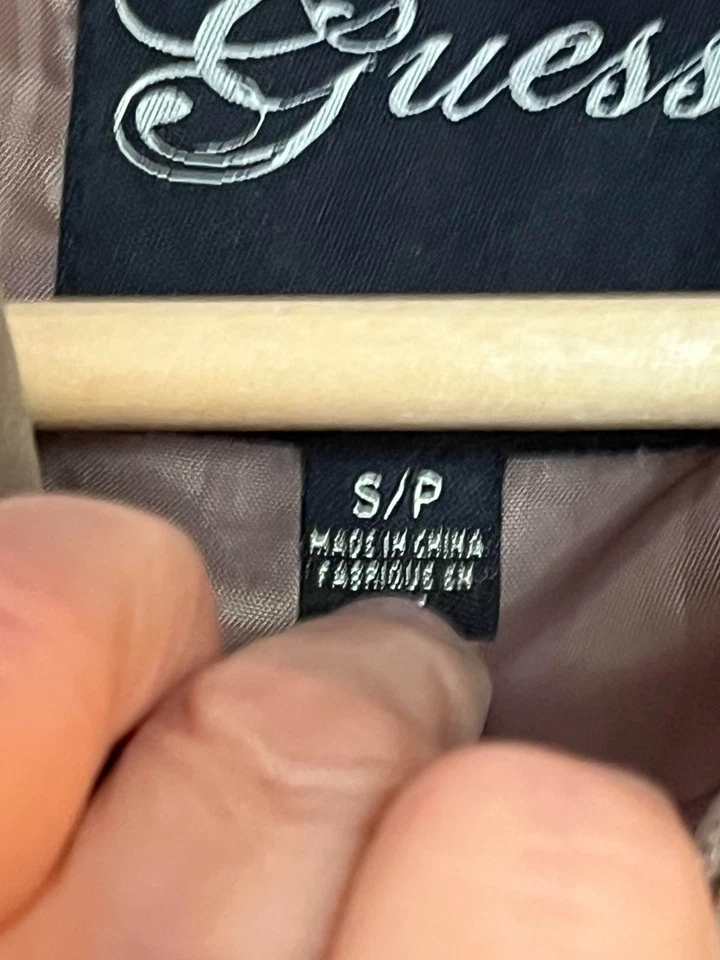 Abrigo acolchado con capucha forrado en piel desmontable Guess Tawny con cinturón elástico talla pequeña Foto 3 de 4