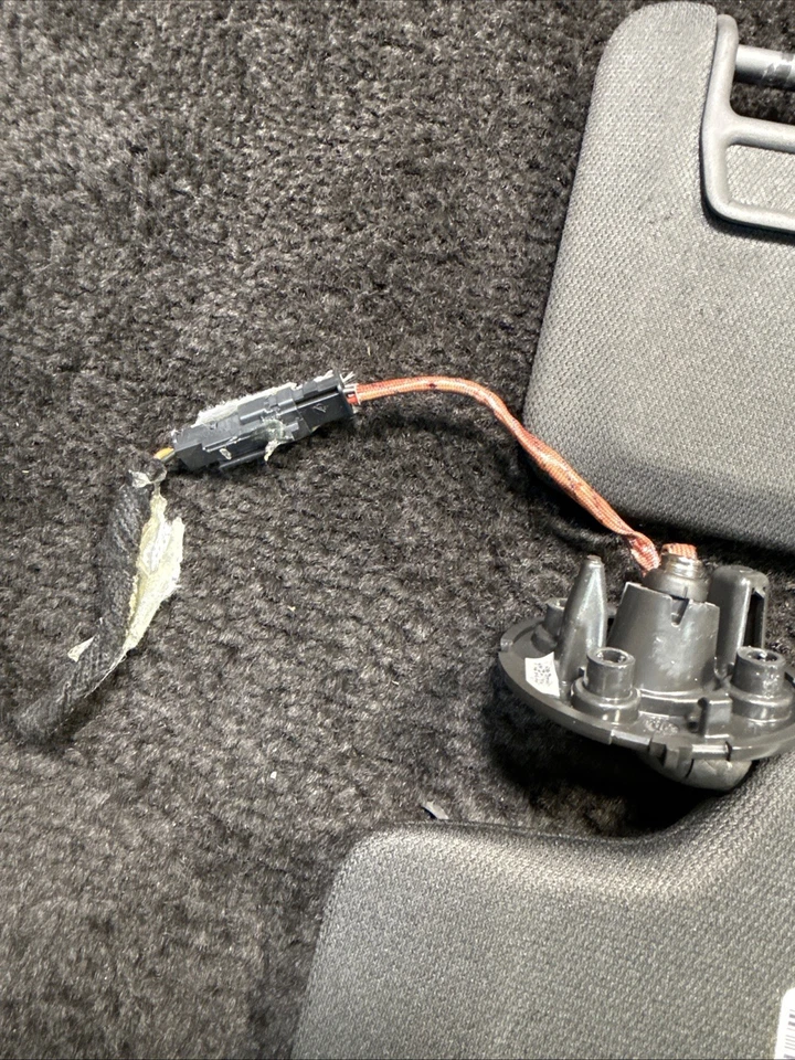 16-24 Chevrolet Camaro 2SS Sun Visor Set Left/Right Mirror & Lights Black OEM - Image 4 of 4