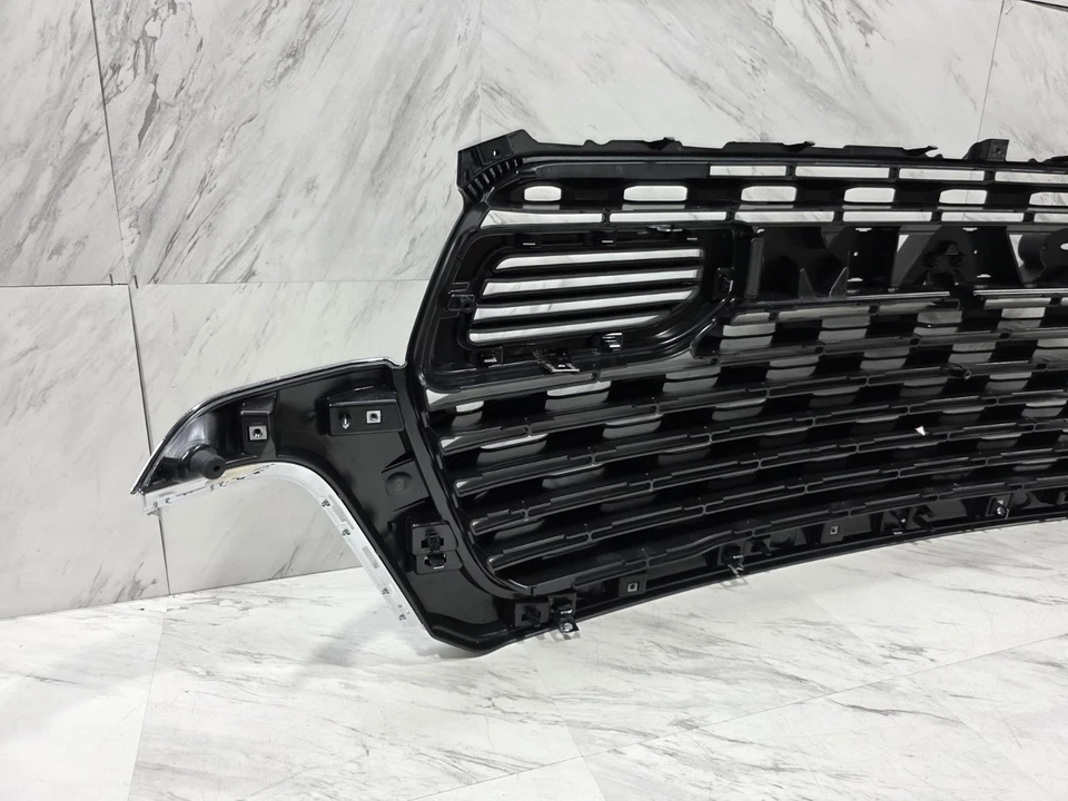 Dodge Ram 1500 2025 montaje de rejilla OEM PARRILLA SUPERIOR DELANTERA SIN CÁMARA Foto 2 de 4