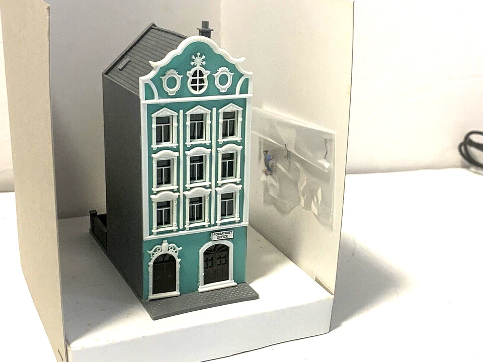 Model Power   BUILT UP BUILDING # 2578  Lighted wiht 2 Figures. N Scale NEW - Image 3 of 4