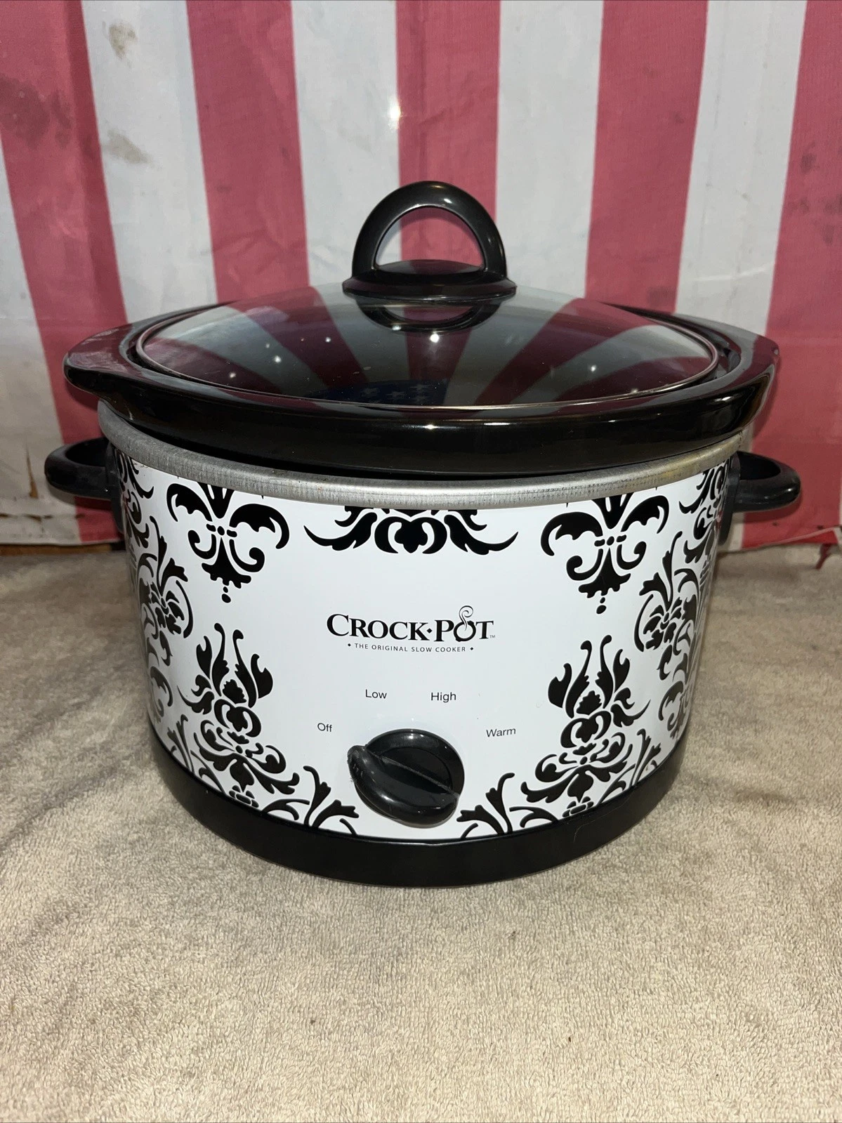 4.5 qt Crockpot Slow Cooker Black Damask Pattern. Used, Clean, Tested, Works.