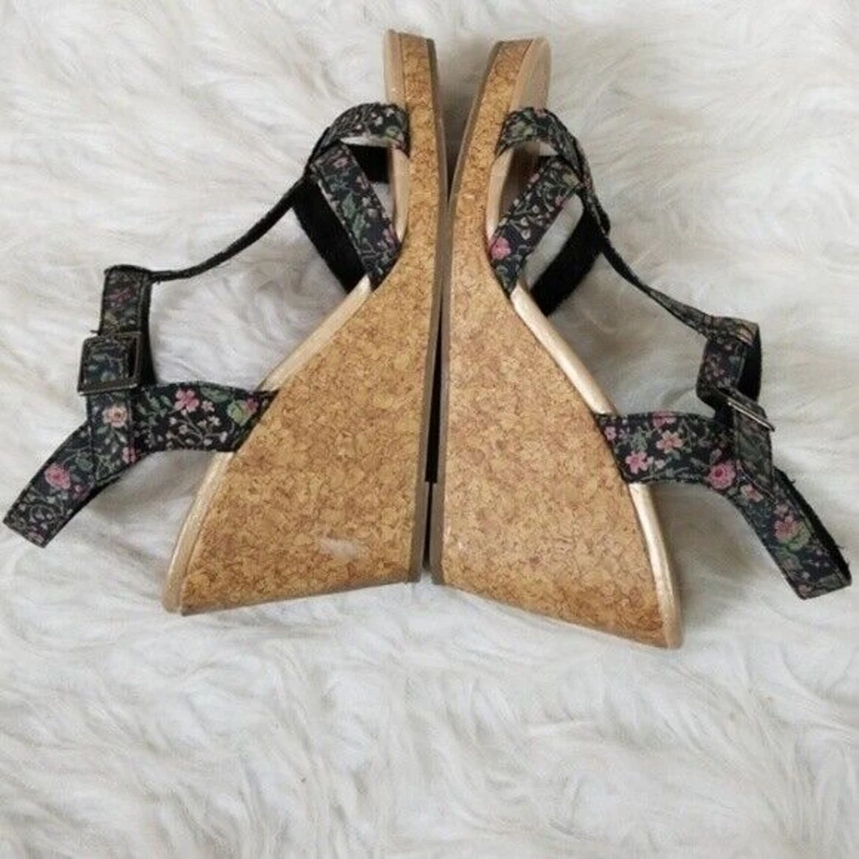 Sandalias de cuña Seychelles negras con correa en T de tela con estampado floral para mujer 9 Foto 4 de 4