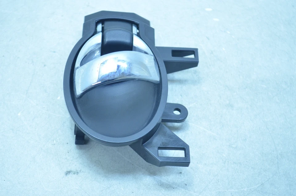 14-19 NISSAN VERSA NOTE ПЕРЕДНЯЯ ПРАВАЯ ПАССАЖИРСКАЯ ВНУТРЕННЯЯ ДВЕРНАЯ РУЧКА ЧЕРНАЯ ОТ ОРИГИНАЛЬНОГО ПРОИЗВОДИТЕЛЯ - Изображение 4 из 4