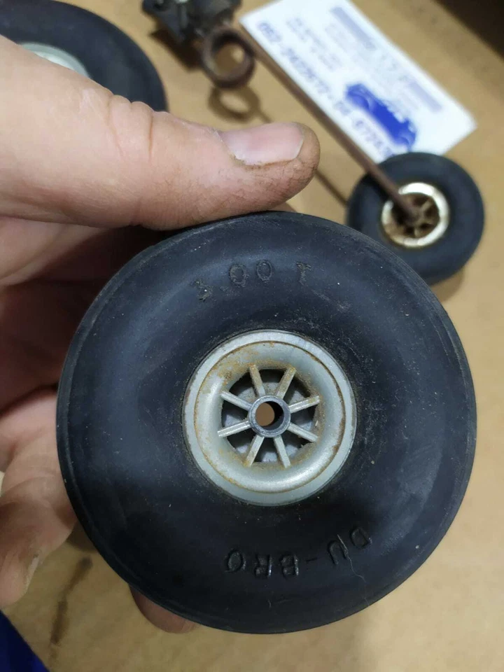 Aircraft DU-BRO 300T Dubro Treaded Lightweight 3 Wheels 2 X 3-inch , 1 X 1.75" - Image 3 of 4