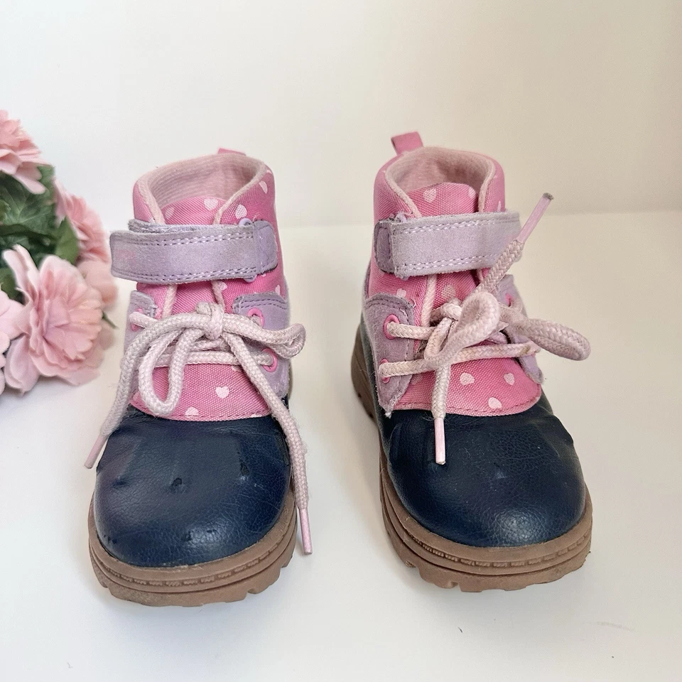 Botas al tobillo Carter's rosa/púrpura/azul con estampado de corazones para niñas pequeñas, talla 7 Foto 4 de 4