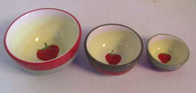 Boyd's Bearware Pottery Works Colleens Strawberries & Cream Nesting 3-Bowl Set
