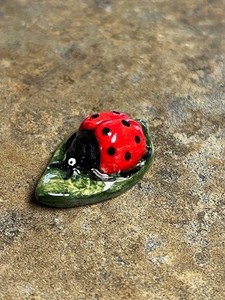 wade whimsie lady bug red bug on leaf LE 25, black spots