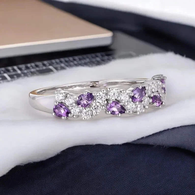 Anillo en racimo de amatista y moissanita creado en laboratorio de pera de 1 quilate enchapado en oro blanco de 14K Foto 4 de 4