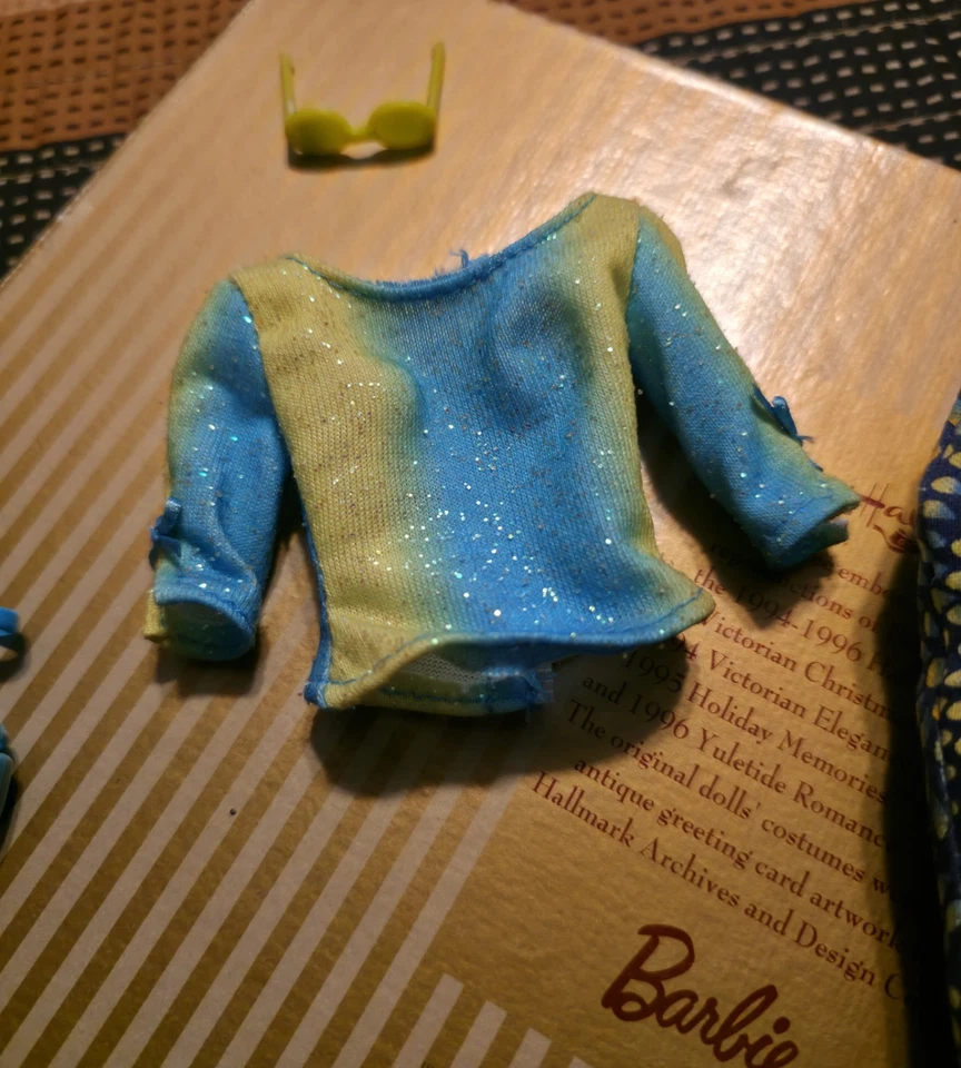 Ropa hecha a mano única en su clase para Barbie, vestido de encaje, sombrero a juego, zapatos. Sin muñeca. Foto 3 de 4