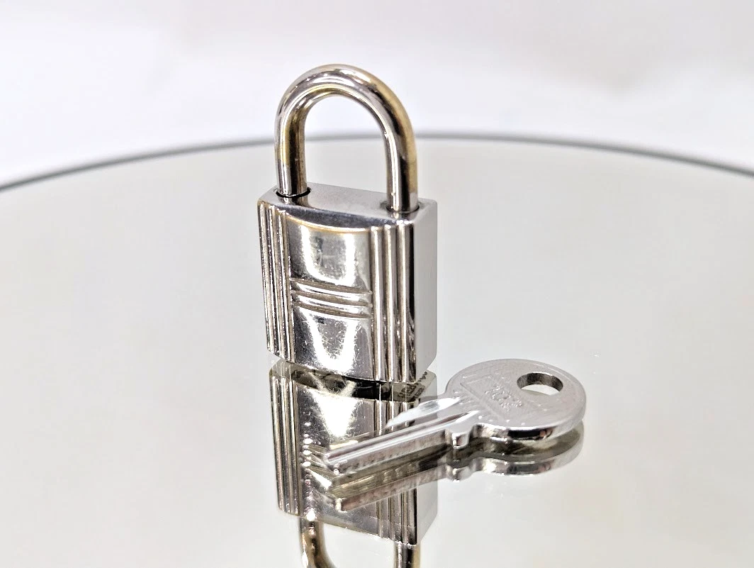 Charm Cadenas HERMÈS Avec Clé Dorée - Occasion Excellent état - Porte-clés Ou Charm Sac
