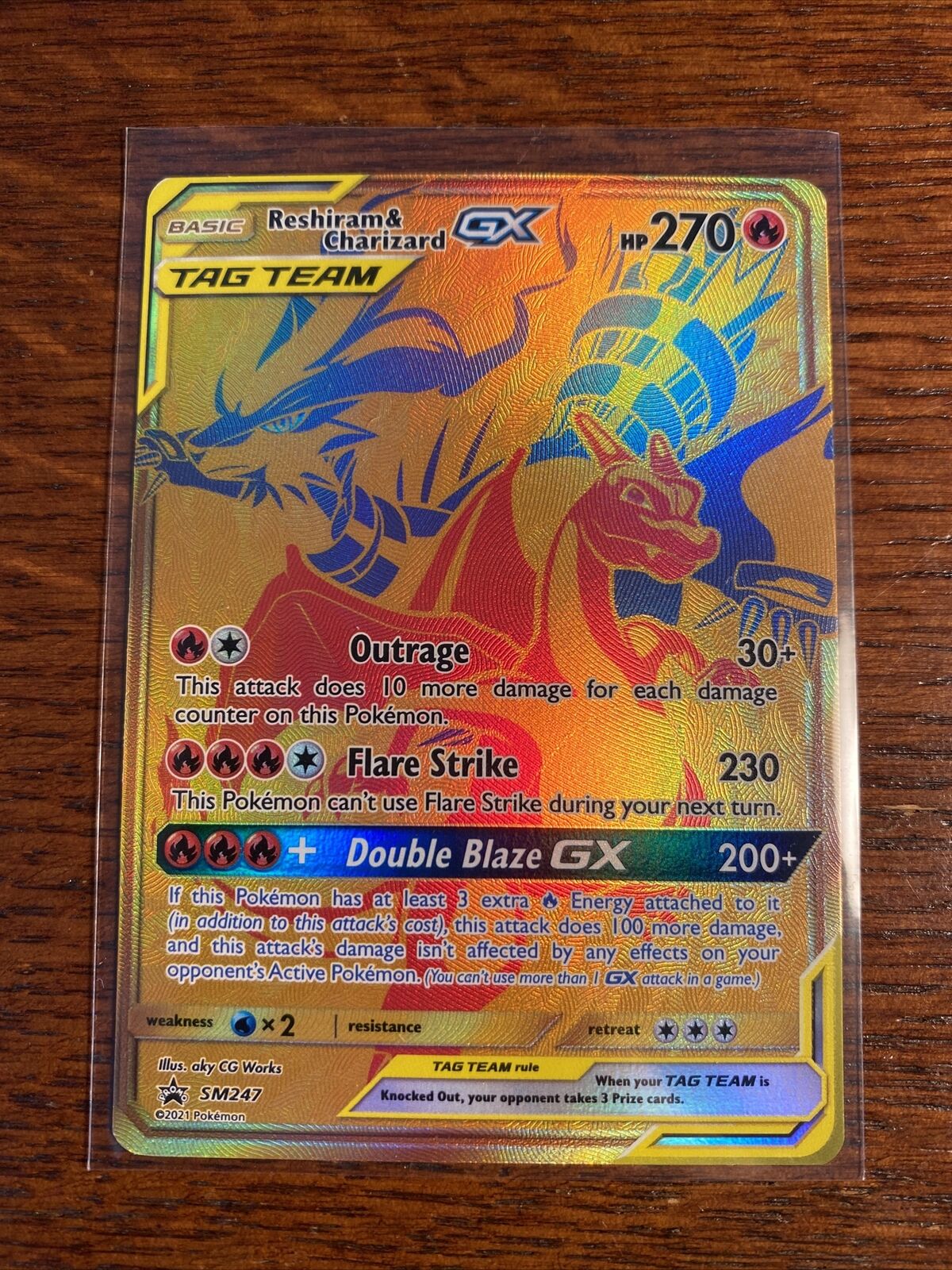 Carta pokemon Reshiram e Charizard GX dourada promo SM247