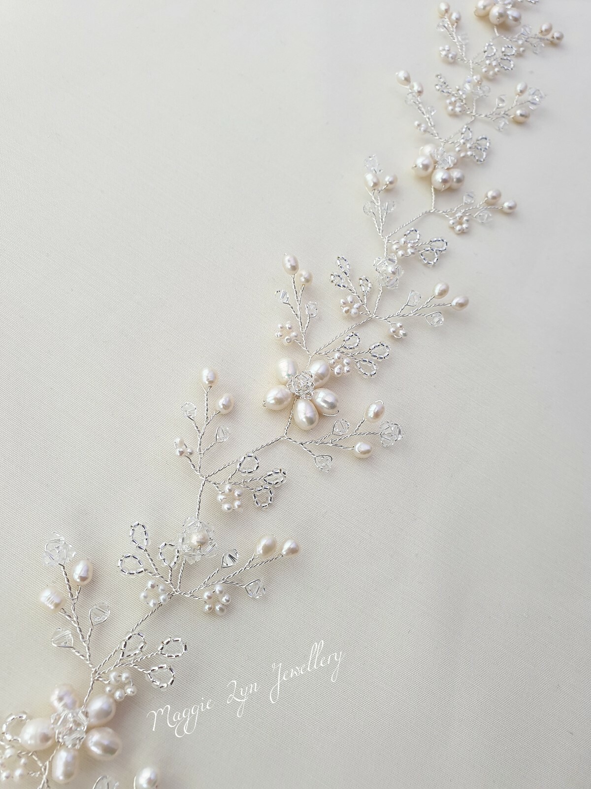 Vid de pelo nupcial plateada brillante, cristales, perlas de agua dulce vid de pelo