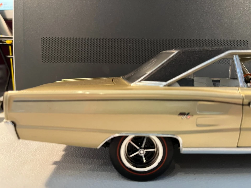 Dodge Coronet R/T 440 Magnum Edition 1967 Highway 61/DCP 1:18 pulgadas dorado y negro Foto 4 de 4