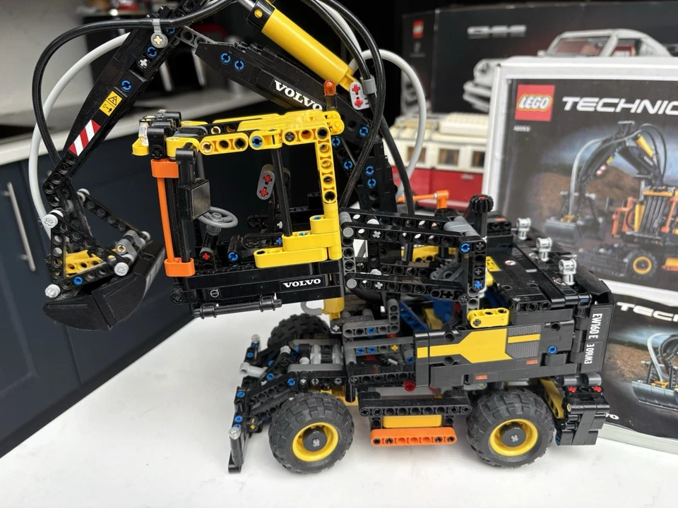 LEGO Technic 42053 Volvo EW160E, photo 4 of 5