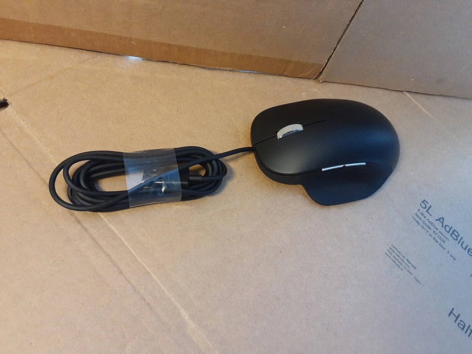 Microsoft Ergonomic Mouse Wired - Black Connectivity: Wired 1000 DPI RJG-00002 - Image 4 of 4