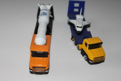 2 Siku Tieflader mit Space Shuttle und Trägerrakete ESA je 17 x 4 cm TOP Sammler