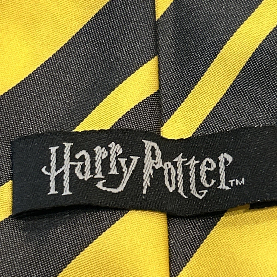Harry Potter Hufflepuff Deluxe Corbata Rayas Amarillas Accesorio Licencia Oficial Foto 3 de 4