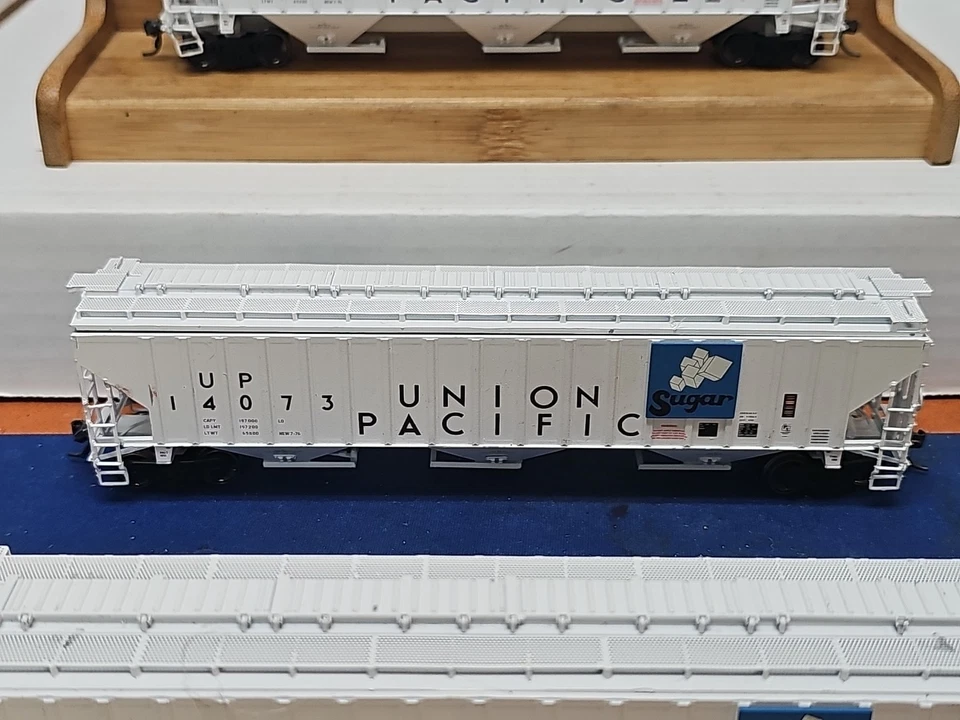 INTERMOUNTAIN 3 BAY HOPPER UNION PACIFIC SUGAR CAR  - Image 3 of 4
