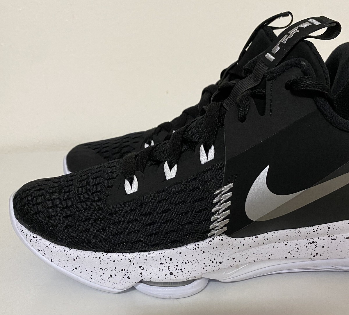 Nike Lebron Witness V Black White CQ9380-001 Men\'s SZ 7.5. R2 Nike LeBron Witness 5 V CQ9380 001 Black White Silver Men main image 4