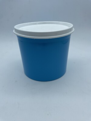 Tupperware 3 1/2'' Tall Blue Round Container 4623B-2 With Lid