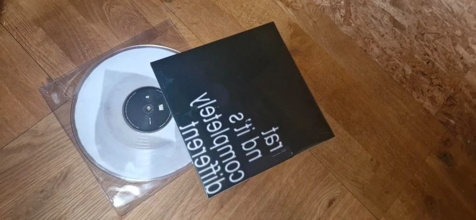 Charli XCX Brat And It’s Completely Different Powder Filled Vinyl LTD Edition - Bild 4 von 4