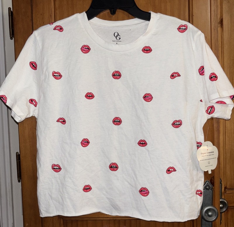 New! OG Organic Generation Women's TSHIRTSz MED Cropped All Over Red Lips Mouth