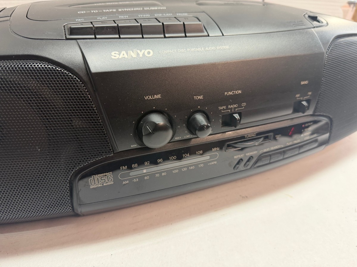 Sanyo MCD-Z7 CD Cassette Boombox AM/FM Radio Portable Stereo