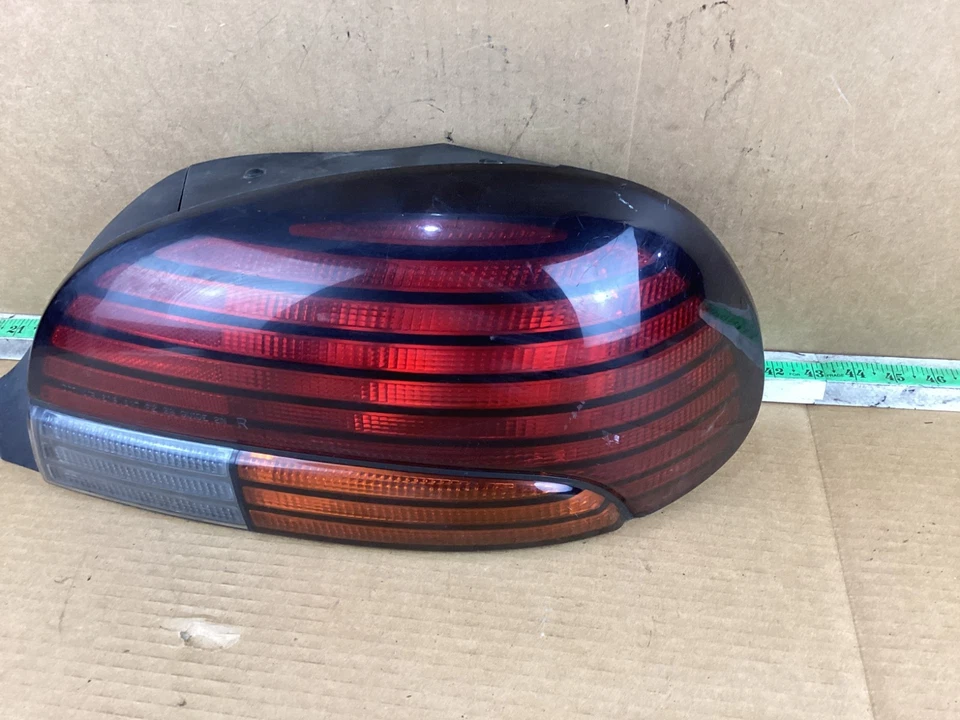 Luz trasera derecha del lado del pasajero Pontiac Grand Am 1996-1998 16522028 OEM Foto 2 de 4