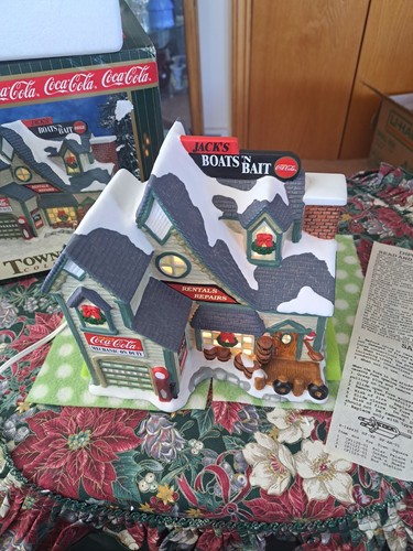 Coca-Cola Town Square Christmas Village Vintage Jack’s Boats’N Bait 1999 NIB - Picture 5 of 19