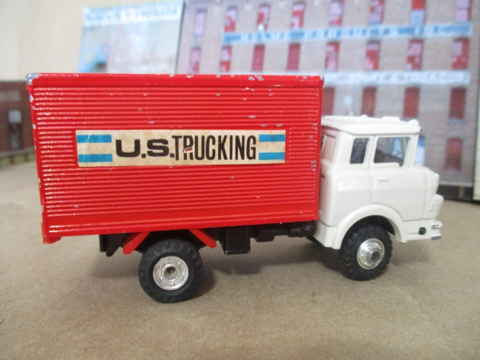 Vintage Shinsei GMC U.S. Trucking Box Truck in Red & White 1:60 scale - Image 2 of 4