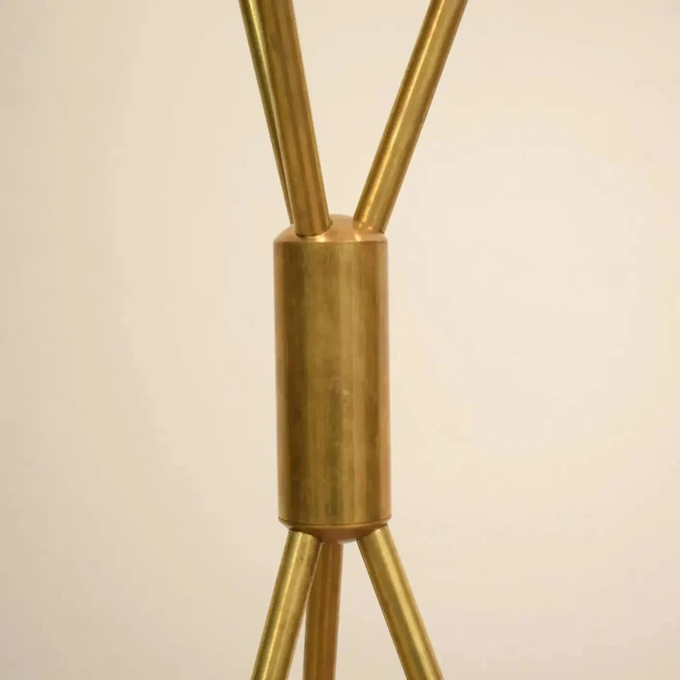 Lámpara de pie trípode estilo mediados de siglo de latón y blanco y negro lacado Stilnovo Foto 4 de 4