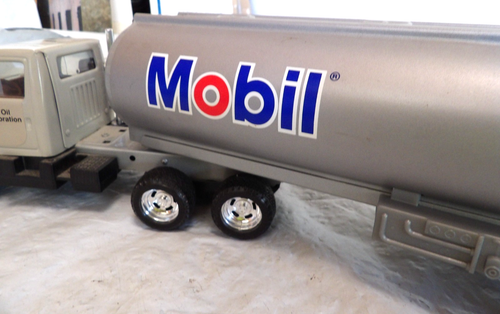 Vtg Ertl 3605 International Semi-T Mobil Tanker 18-Wheeler Tractor Trailer - Picture 5 of 10