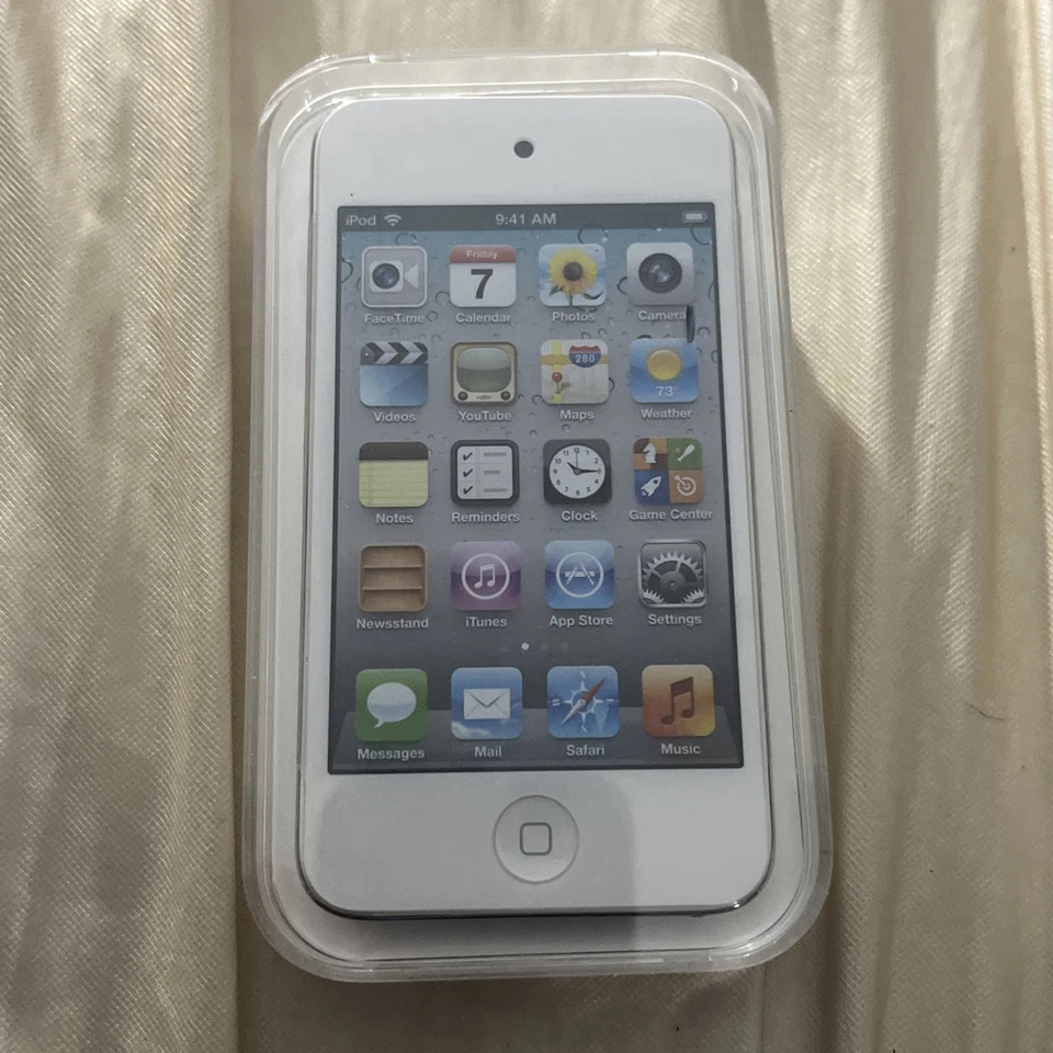 New iPod Touch 4th Gen 32GB 64GB Black White Fast Shipping 1 Year Warranty