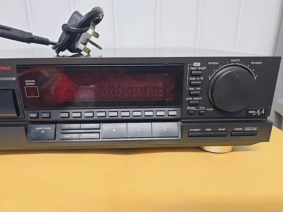 Technics SL-P555 Optical Output Compact Disc CD Player . Great Condition - Image 3 of 4