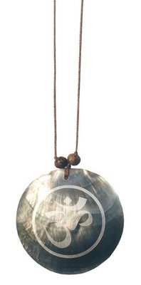 Muschelschmuck mit Gravur ''OM'' 6cm