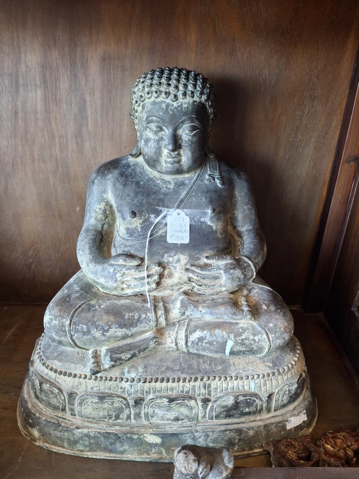 Antigua estatua de metal de Bhudda Foto 2 de 4