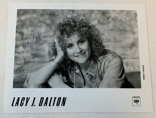 LACY J DALTON promo press 8x10 photo ~ SIGNED - Afbeelding 1 van 1
