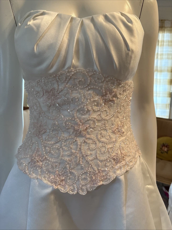 Vestido de novia Allure novia blanco rosa con cuentas sin tirantes talla 6 Foto 2 de 4