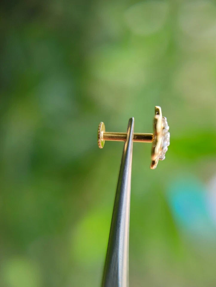 Piercing nariz flor diamante hecho a mano oro amarillo 14K joyería cara. Foto 3 de 4