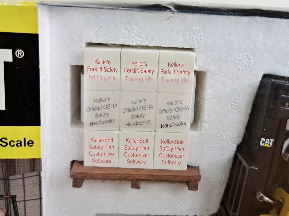 Norscott 1:25 Scale CAT Lift Truck with Pallet GP25K JJ Keller - Image 2 of 4