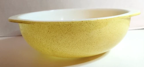 Vintage Pyrex 024 Round 2 QT Quart Yellow Dish Retro Ovenware Mixing Bowl NIce!