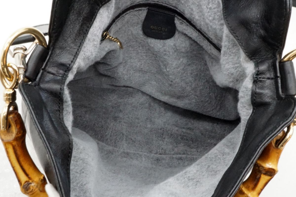 Minimal 2-Way Shoulder Handbag with Bamboo Handle Black Leather - Vintage GUCCI thumbnail 8