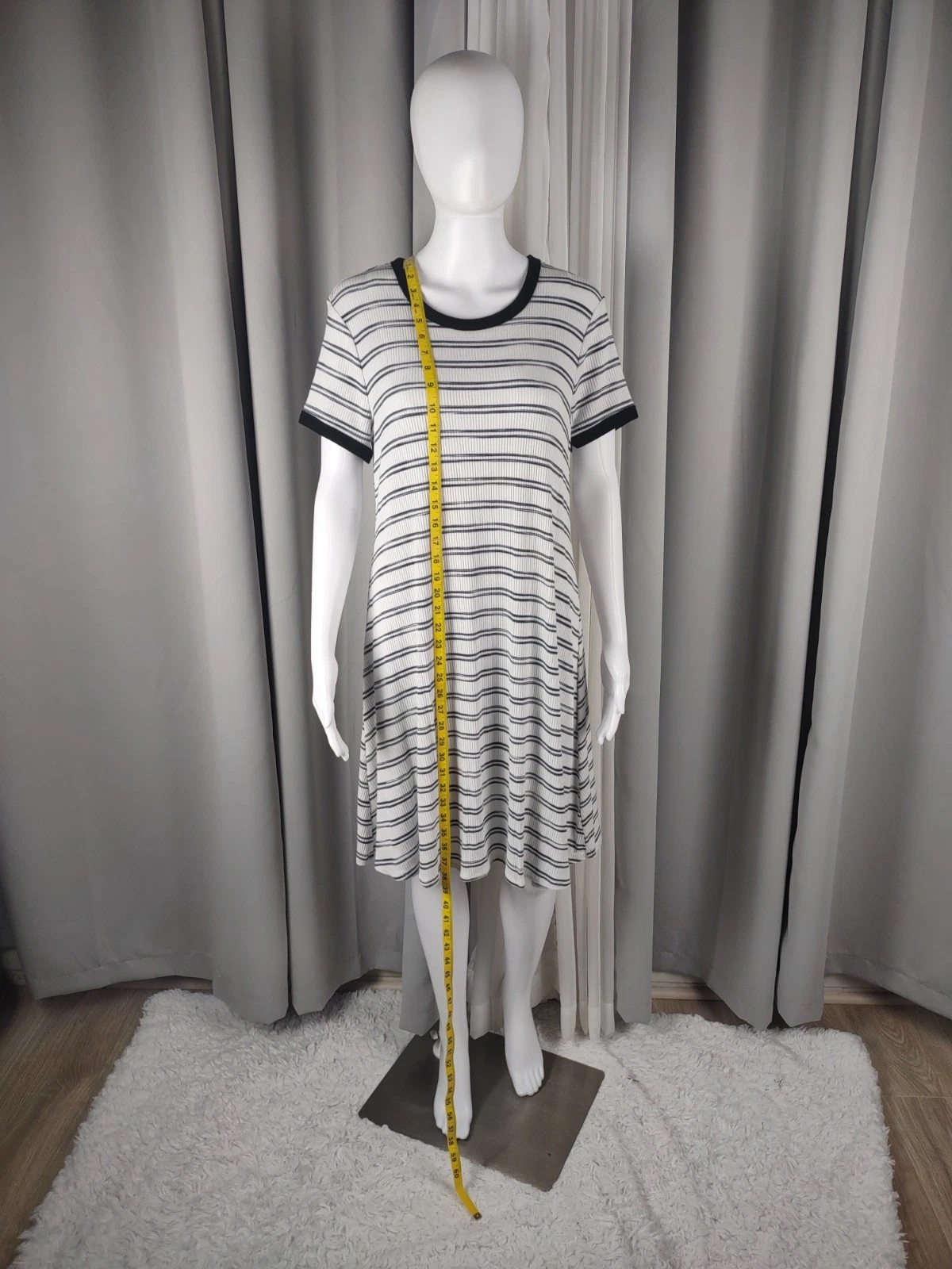 VETEMENTS Abito Mossimo a righe aderente e svasato in maglia a costine midi scollo a scoop nero bianco taglia XL