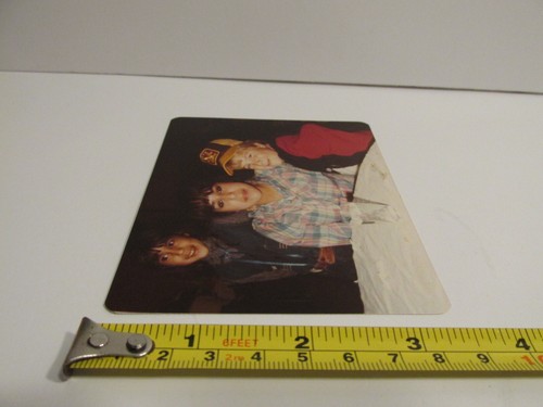1980S VINTAGE FOUND PHOTOGRAPH COLOR ORIGINAL ART PHOTO MEXICAN GIRLS WHITE BOY - Picture 4 of 4
