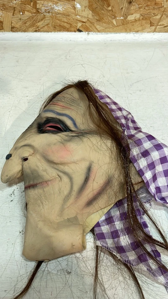 Máscara de bruja vieja Smiffys con cabello y pañuelo de látex, tono de piel blanco, talla única Foto 4 de 4