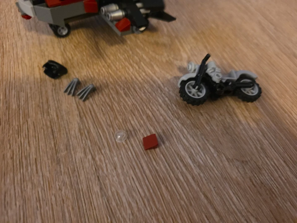 LEGO 6866 - Super Heroes: Wolverine’s Chopper Showdown Not Complete  - Image 4 of 4